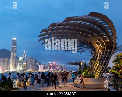 I turisti camminano lungo l'Hong Kong Avenue of Stars sul lungomare di Kowloon di notte Foto Stock