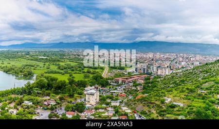 Una vista dal castello di Rozafa sulla città di Shkoder in Albania in estate Foto Stock