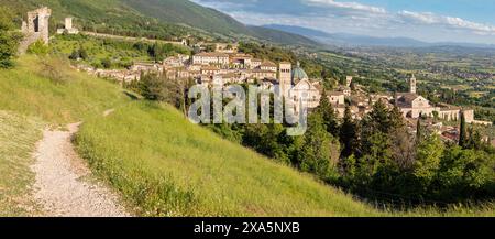 Assisi - il panorama della città con la Cattedrale di San Rufino e la Basilica di Santa chiara. Foto Stock