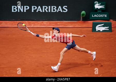 Parigi, Francia. 4 giugno 2024. Jannik Sinner d'Italia restituisce un pallone contro la Bulgaria Grigor Dimitrov nel quarto di finale maschile durante il giorno dieci dell'Open di Francia 2024 al Roland Garros il 4 giugno 2024 a Parigi. (Foto di QSP) credito: QSP/Alamy Live News Foto Stock