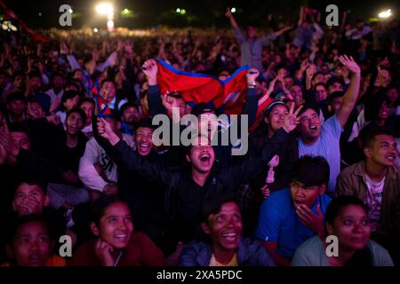 Nepal. 4 giugno 2024. Il 4 giugno 2024, a Kathmandu, Nepal. I tifosi nepalesi fanno il tifo mentre si riuniscono per guardare la proiezione dal vivo sul campo aperto della capitale durante la partita di cricket di apertura della Coppa del mondo T-20 tra Nepal e Neatherlands. (Foto di Abhishek Maharjan/Sipa USA) credito: SIPA USA/Alamy Live News Foto Stock