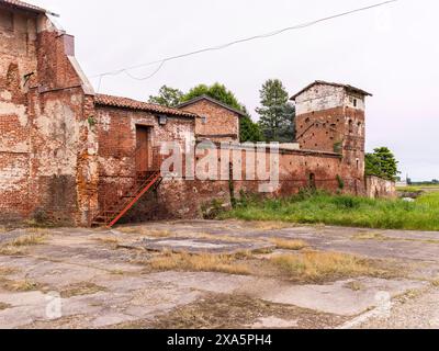 Collobiano, Piemonte, Italia - 31 maggio 2024: Esterno di una vecchia riseria. Foto Stock