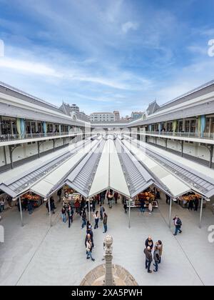 Lo storico mercato di Bolhao nel centro di Porto, Portogallo Foto Stock