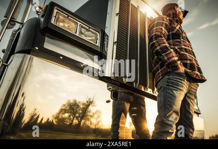 Un concetto di lavoro per conducente di semi-camion davanti al suo veicolo Foto Stock