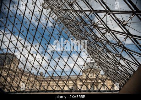 Parigi, Francia. 4 giugno 2024. La piramide del Louvre è esposta durante la presentazione in anteprima stampa della mostra di due dipinti rubati dai nazisti alla famiglia ebraica Javal durante l'occupazione, che vengono restituiti ai loro eredi grazie al lavoro della Commissione per il risarcimento delle vittime degli espropri a Parigi, Francia, il 3 giugno 2024. (Foto di Andrea Savorani Neri/NurPhoto) crediti: NurPhoto SRL/Alamy Live News Foto Stock