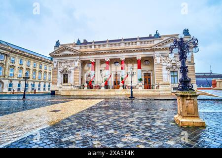 Piacevole caffè tradizionale nell'edificio principale della Guardhouse sul complesso Hunyadi Court of Buda Palace, Budapest, Ungheria Foto Stock