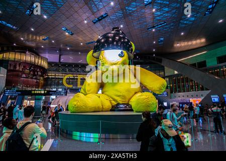 Doha, Qatar 31 23 gennaio. Aeroporto internazionale di Hamad, Lamp Yellow Bear di URS Fischer. Capitale della Coppa del mondo FIFA 2022. Foto Stock