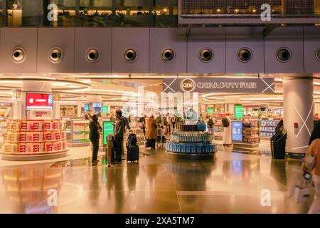 Doha, Qatar 31 23 gennaio. Aeroporto internazionale di Hamad, Lamp Yellow Bear di URS Fischer. Capitale della Coppa del mondo FIFA 2022. Foto Stock