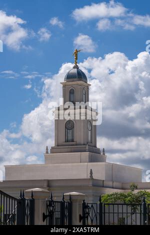 La statua dell'Angelo Moroni sulla guglia della Salta Argentina Tempio della Chiesa di Gesù Cristo dei Santi degli ultimi giorni a Salta, Argentina. Foto Stock