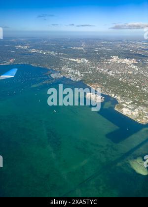 Coconut Grove e Coral Gables nell'area metraopolitana di Miami in Florida. Grove Isle è sulla destra con il Dinner Key Marina sulla sinistra. Foto Stock