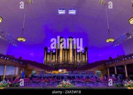 Un organista suona il famoso organo a canne nel Tabernacle in Temple Square a Salt Lake City, Utah. Foto Stock