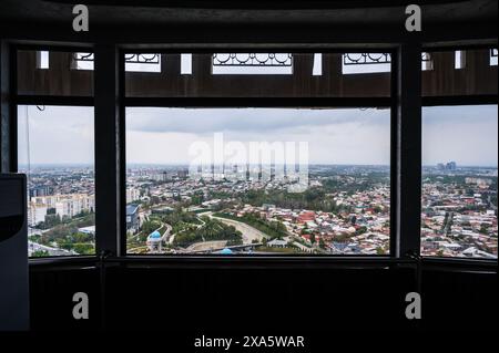 Vista dall'alto del Museo delle vittime della repressione politica e del Memoriale dei Patrioti attraverso la finestra della piattaforma di osservazione nella città di Tashkent. Tashkent, Uzbekistan - 16 aprile 2024 Foto Stock