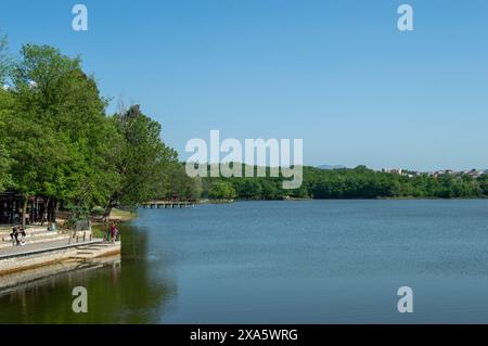 Pedoni e ciclisti lungo il percorso del lago Foto Stock