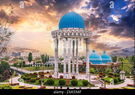 Monumento storico Patriots Memorial e Museo delle vittime della repressione politica nel parco in primavera a Tashkent in Uzbekistan Foto Stock