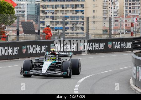 Monte Carlo, Principato di Monaco. 24 maggio 2024. Formula 1 Gran Premio di Monaco sul circuito di Monaco di Monte Carlo. Nella foto: Lewis Hamilton (GBR) del team Mercedes-AMG PETRONAS F1 in Mercedes W15 su Avenue de Monte-Carlo durante la prima sessione di prove © Piotr Zajac/Alamy Live News Foto Stock