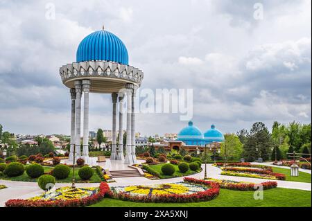 Patriots Memorial e Museo delle vittime della repressione politica nel parco in primavera a Tashkent in Uzbekistan Foto Stock