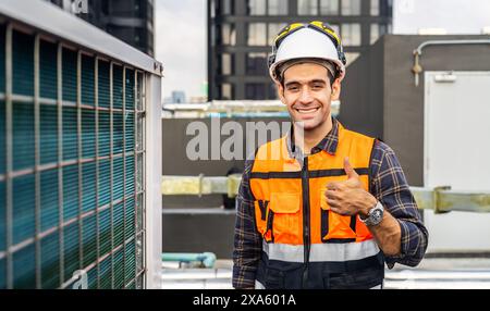 Un allegro operaio edile in un gilet arancione che dona un gesto al pollice in Thailandia, Bangkok Foto Stock