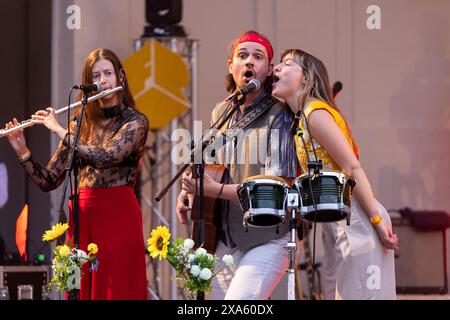 The Magic Mumble Jumble, German-Dutch Folk-Pop Band al Freiraum Festival, al Trinkkuranlage di Bad Nauheim, Assia, Germania. 31 maggio 2024. Foto Stock