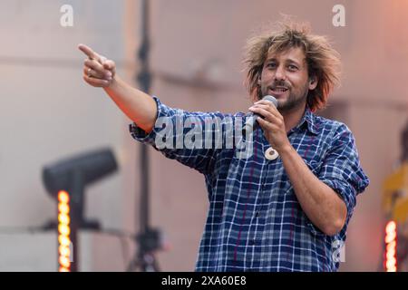 The Magic Mumble Jumble, German-Dutch Folk-Pop-Band con il bandleader Paul Instance al Freiraum Festival, al Trinkkuranlage di Bad Nauheim, Assia, Germania. 31 maggio 2024. Foto Stock