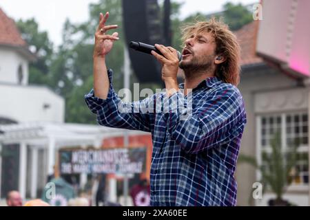 The Magic Mumble Jumble, German-Dutch Folk-Pop-Band con il bandleader Paul Instance al Freiraum Festival, al Trinkkuranlage di Bad Nauheim, Assia, Germania. 31 maggio 2024. Foto Stock