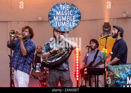 The Magic Mumble Jumble, German-Dutch Folk-Pop-Band con il bandleader Paul Instance (a sinistra) al Freiraum Festival, al Trinkkuranlage di Bad Nauheim, Assia, Germania. 31 maggio 2024. Foto Stock