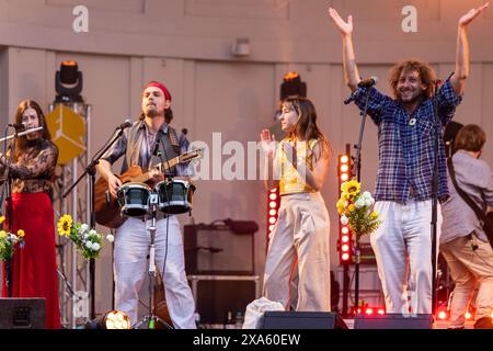 The Magic Mumble Jumble, German-Dutch Folk-Pop-Band con il bandleader Paul Instance (a destra) al Freiraum Festival, al Trinkkuranlage di Bad Nauheim, Assia, Germania. 31 maggio 2024. Foto Stock