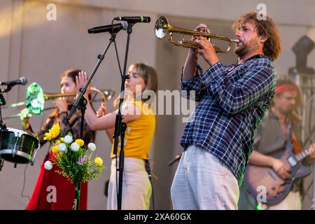 The Magic Mumble Jumble, German-Dutch Folk-Pop-Band con bandleader, cantante e trombettista Paul Instance (a destra) al Freiraum Festival, al Trinkkuranlage di Bad Nauheim, Assia, Germania. 31 maggio 2024. Foto Stock