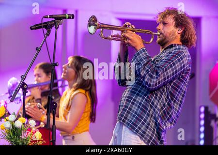 The Magic Mumble Jumble, German-Dutch Folk-Pop-Band con bandleader, cantante e trombettista Paul Instance (a destra) al Freiraum Festival, al Trinkkuranlage di Bad Nauheim, Assia, Germania. 31 maggio 2024. Foto Stock