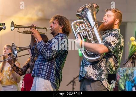 The Magic Mumble Jumble, German-Dutch Folk-Pop-Band con bandleader, cantante e trombettista Paul Instance (MID) e Leroy van der Poel (euphonium, destra) al Freiraum Festival, al Trinkkuranlage di Bad Nauheim, Assia, Germania. 31 maggio 2024. Foto Stock