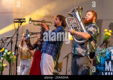 The Magic Mumble Jumble, German-Dutch Folk-Pop-Band con bandleader, cantante e trombettista Paul Instance (MID) e Leroy van der Poel (euphonium, destra) al Freiraum Festival, al Trinkkuranlage di Bad Nauheim, Assia, Germania. 31 maggio 2024. Foto Stock