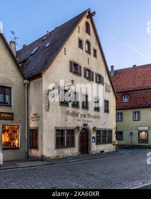 Pittoresche facciate colorate di vecchi edifici nella città vecchia di Rothenburg ob der Tauber Foto Stock