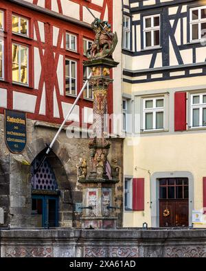 La splendida Fontana di San Giorgio nella Piazza del mercato a Rothenburg ob der Tauber Foto Stock