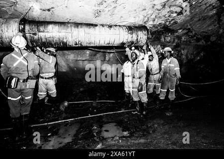 Operai in tunnel con tubi di grandi dimensioni Foto Stock