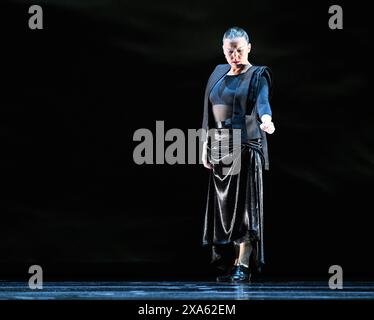 Sadlers Wells Theatre, Londra, Regno Unito. 4 giugno 2024. Festival del flamenco: Martedì 4 giugno al Fondo Riela di Rocío Molina inaugura il Festival del flamenco 2024 con la sua sovversione delle tradizioni flamenco al Fondo Riela, un brano sulla riflessione e la perdita della realtà. Sul palco, è accompagnata da due chitarristi contrastanti, Oscar Lago con la sua abilità tecnica tradizionale, e Yerai Cortés con il suo tocco innovativo. Crediti: Malcolm Park/Alamy Live News Foto Stock