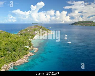 Seychelles dall'alto. Barche katamarane all'ancora. Foto Stock