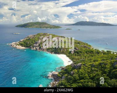 Seychelles dall'alto. Barche katamarane all'ancora. Foto Stock