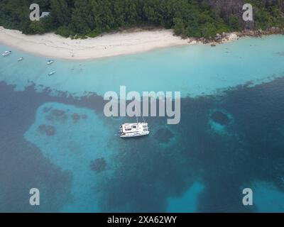 Seychelles dall'alto. Barche katamarane all'ancora. Foto Stock