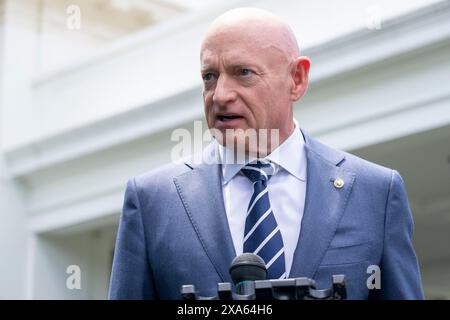 Washington, Stati Uniti. 4 giugno 2024. Il senatore Mark Kelly di D-AZ parla dell'imminente annuncio del presidente Biden sull'immigrazione fuori dall'ala ovest della Casa Bianca a Washington, DC, martedì 4 giugno 2024. Foto di Ken Cedeno/UPI credito: UPI/Alamy Live News Foto Stock