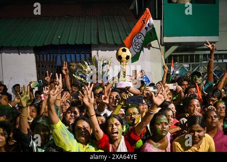 Kolkata, India. 4 giugno 2024. I sostenitori del partito TMC celebrano dopo una vittoria nella maggior parte dei seggi alle elezioni di Lok Sabha del 2024 nel Bengala Occidentale. Credito: SOPA Images Limited/Alamy Live News Foto Stock