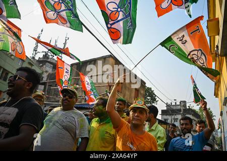 Kolkata, India. 4 giugno 2024. I sostenitori del partito TMC celebrano dopo una vittoria nei seggi di maggioranza alle elezioni di Lok Sabha del 2024 nel Bengala Occidentale. Credito: SOPA Images Limited/Alamy Live News Foto Stock