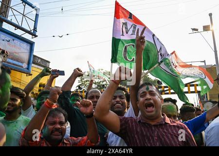 Kolkata, India. 4 giugno 2024. I sostenitori del partito TMC celebrano dopo una vittoria nei seggi di maggioranza alle elezioni di Lok Sabha del 2024 nel Bengala Occidentale. Credito: SOPA Images Limited/Alamy Live News Foto Stock