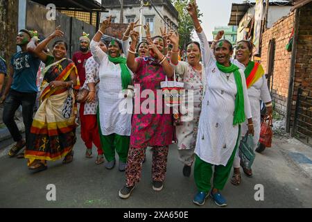 Kolkata, India. 4 giugno 2024. I sostenitori del partito TMC celebrano dopo una vittoria nei seggi di maggioranza alle elezioni di Lok Sabha del 2024 nel Bengala Occidentale. Credito: SOPA Images Limited/Alamy Live News Foto Stock