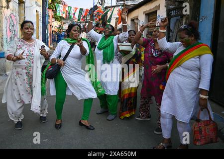 Kolkata, India. 4 giugno 2024. I sostenitori del partito TMC celebrano dopo una vittoria nei seggi di maggioranza alle elezioni di Lok Sabha del 2024 nel Bengala Occidentale. Credito: SOPA Images Limited/Alamy Live News Foto Stock