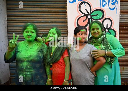 Kolkata, India. 4 giugno 2024. I sostenitori del partito TMC coperti di colori festeggiano dopo una vittoria nei seggi di maggioranza alle elezioni di Lok Sabha del 2024 nel Bengala Occidentale. Credito: SOPA Images Limited/Alamy Live News Foto Stock