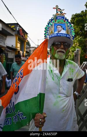 Kolkata, India. 4 giugno 2024. Un sostenitore del partito TMC con una bandiera celebra dopo una vittoria nei seggi di maggioranza alle elezioni di Lok Sabha del 2024 nel Bengala Occidentale. Credito: SOPA Images Limited/Alamy Live News Foto Stock