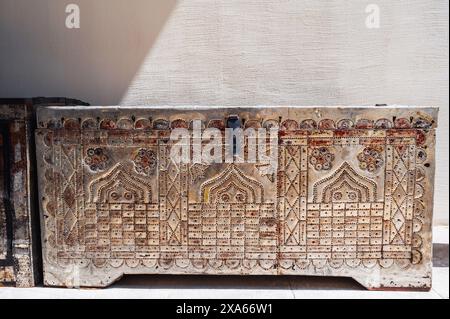Antico petto in legno tradizionale uzbeko fatto a mano con un motivo sulla fodera in metallo sulla strada Foto Stock