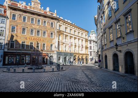Un angolo storico di Praga con edifici lastricati e antichi nella capitale della Cechia Foto Stock