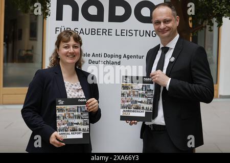 Dr. Eva Bunthoff , Dr. Lars Mortsiefer, Vorstandsvorsitzender der NADA, Deutschland, Berlino, Bundespressekonferenz, Thema: Jahres-Pressekonferenz: Nationale Anti doping Agentur Deutschland NADA *** Dr. Eva Bunthoff , Dr. Lars Mortsiefer, Presidente del Consiglio di amministrazione di NADA, Germania, Berlino, Conferenza stampa federale, tema Conferenza stampa annuale Agenzia Nazionale Anti doping Germania NADA Foto Stock