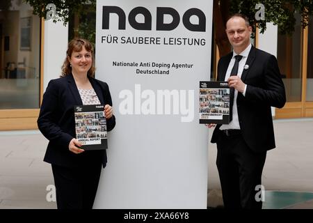 Dr. Eva Bunthoff , Dr. Lars Mortsiefer, Vorstandsvorsitzender der NADA, Deutschland, Berlino, Bundespressekonferenz, Thema: Jahres-Pressekonferenz: Nationale Anti doping Agentur Deutschland NADA *** Dr. Eva Bunthoff , Dr. Lars Mortsiefer, Presidente del Consiglio di amministrazione di NADA, Germania, Berlino, Conferenza stampa federale, tema Conferenza stampa annuale Agenzia Nazionale Anti doping Germania NADA Foto Stock