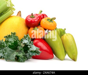 Assortimento di verdure fresche isolate su bianco Foto Stock